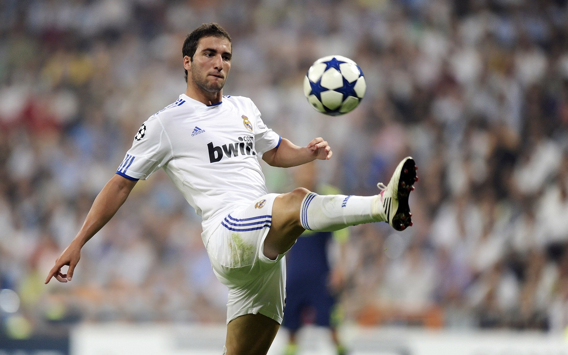 国足0_0战平中国香港，晋级形势堪忧，国足踢香港以往比分